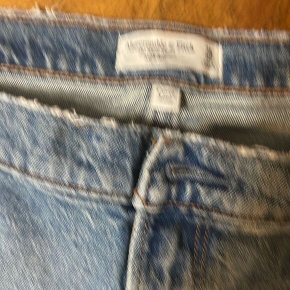 Abercrombie mom short  distressed cut offs - Picture 4 of 5